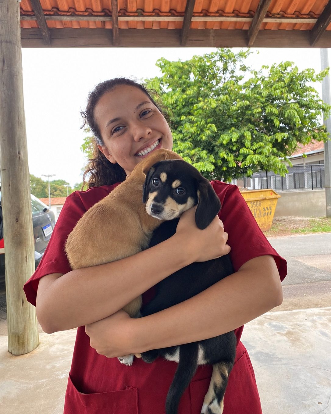 Bianca Barbara abraçando um filhote de cachorro