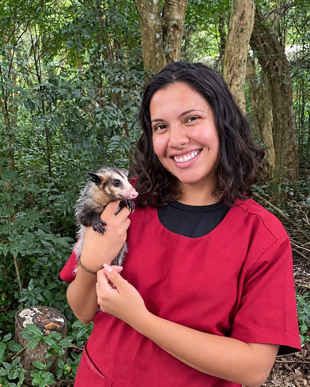 Bianca Barbara na mata segurando um gambá